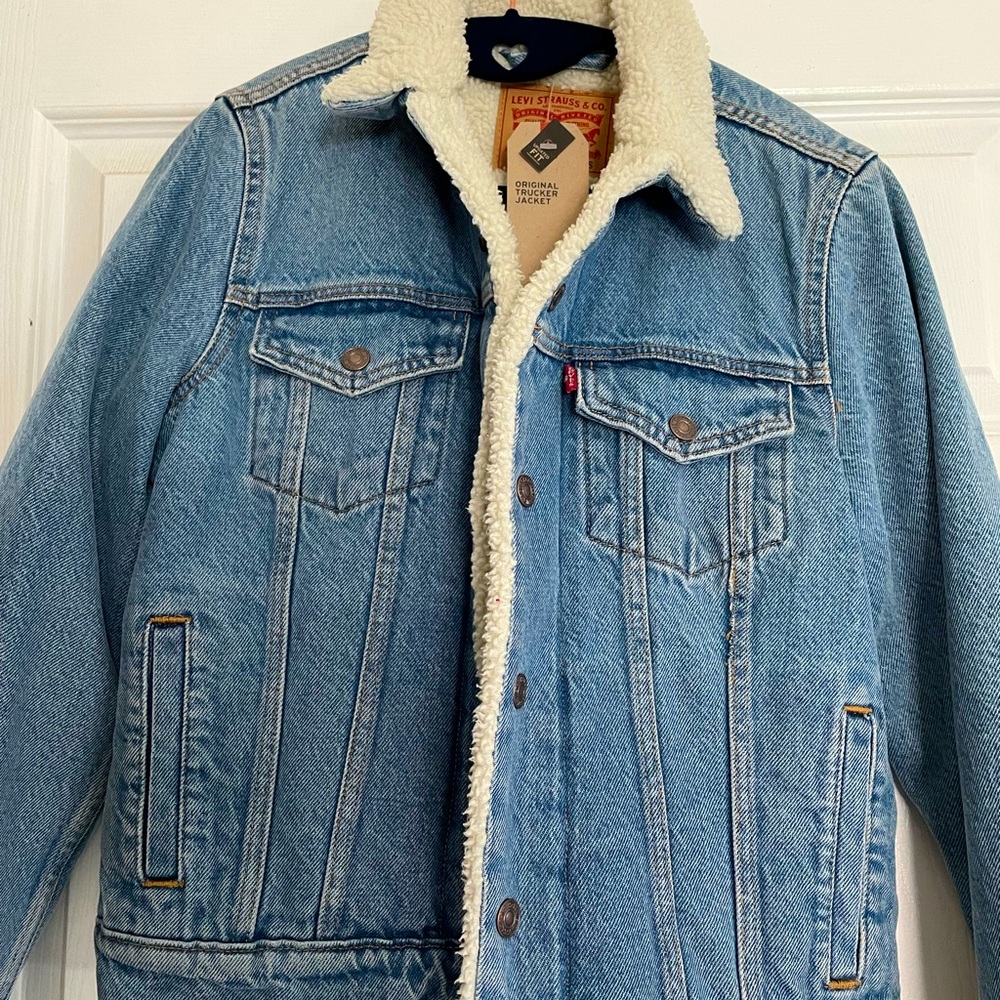 Brand new with tags women’s original Sherpa trucker Levi’s denim Jacket